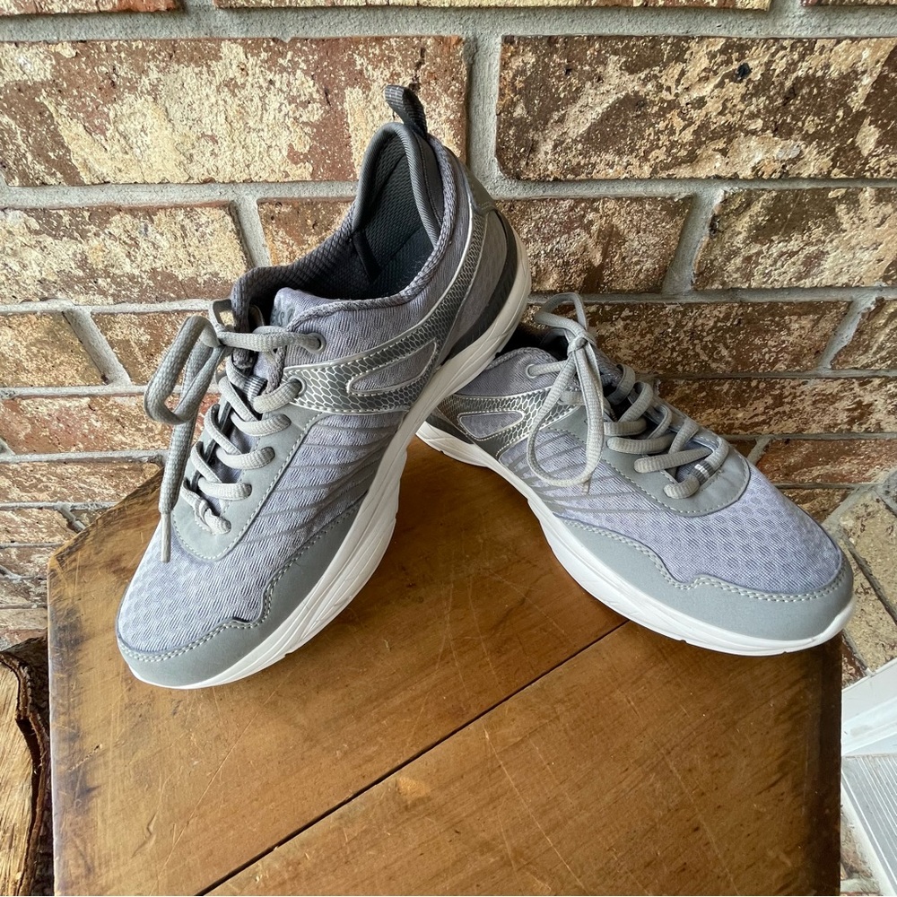 Cheeks Fit Body Energy Pad Ladies Size 9 Silver Gray Beauties! Excellent!